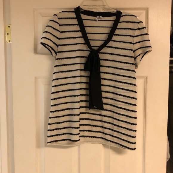 🌟5/$25!🌟 Elle Scallop-Striped Bow Top in Medium - Picture 1 of 5